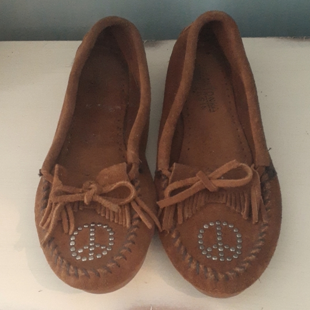 & Minnetonka Moccasin brown suede moccasins w peace sign